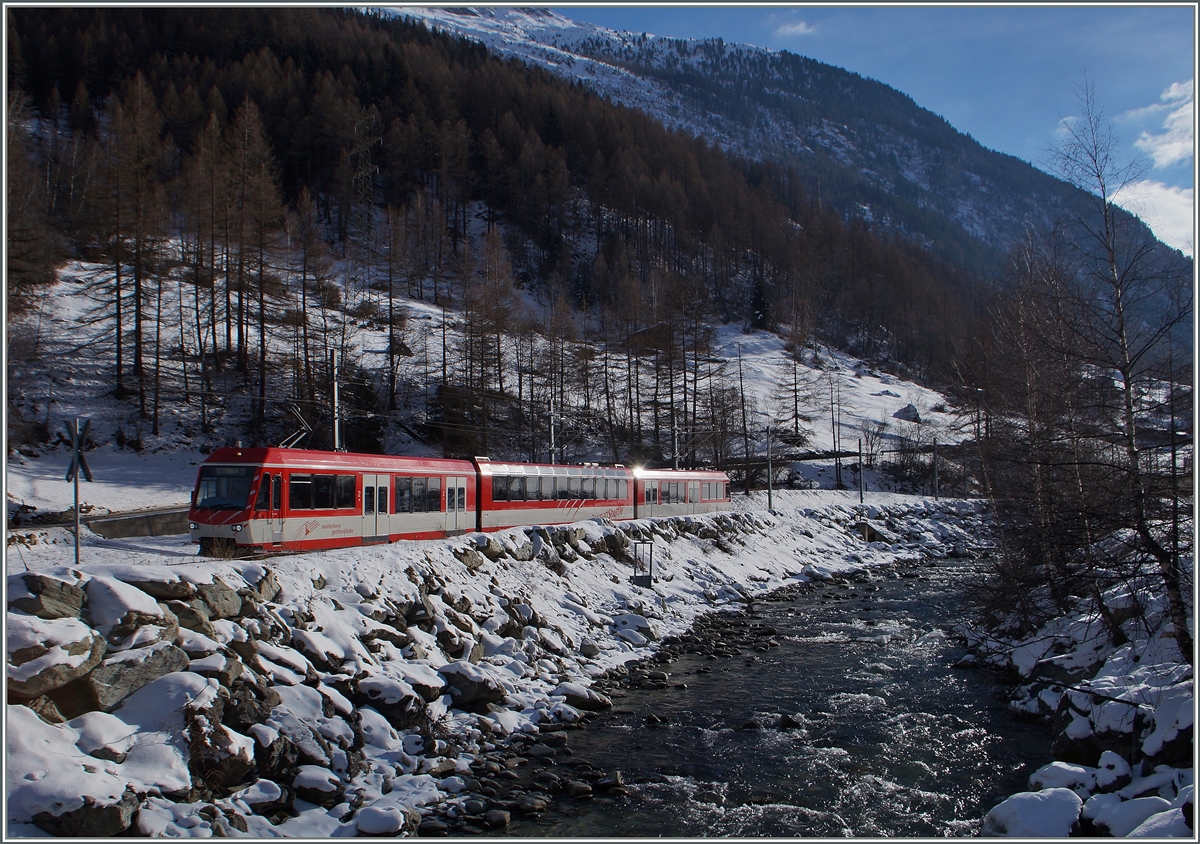 Ein Komet in zahrten Wintersonnenlicht: nach einer gut zwei Kilometer daurenden e eben Fahrt. von Täsch nach Zermatt, verengt sich das Tal und wird zahnstangenartig steil um dann in Zermatt wieder etwas mehr aufzutun.
28. Jan. 2015