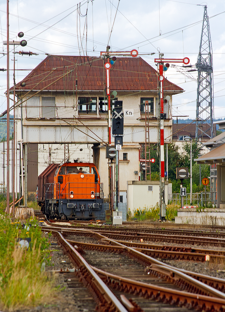 
Ein kurzer Güterzug....
Die Lok 41  (98 80 0272 008-0 D-KSW), eine MaK DE 1002, der Kreisbahn Siegen-Wittgenstein (KSW) fährt am 12.08.2014 mit einem 6-achsigem Teleskophaubenwagen der Gattung Sahimms-u 900, auf Gleis 3 unter dem Reiterstellwerk Kreuztal Nord (Kn) hindurch, bzw.  durch den Bahnhof Kreuztal in Richtung Rangierbahnhof. 

Hinweis: Aufgenommen von öffentlicher Straße  (Zuschnitt aus Teleaufnahme).