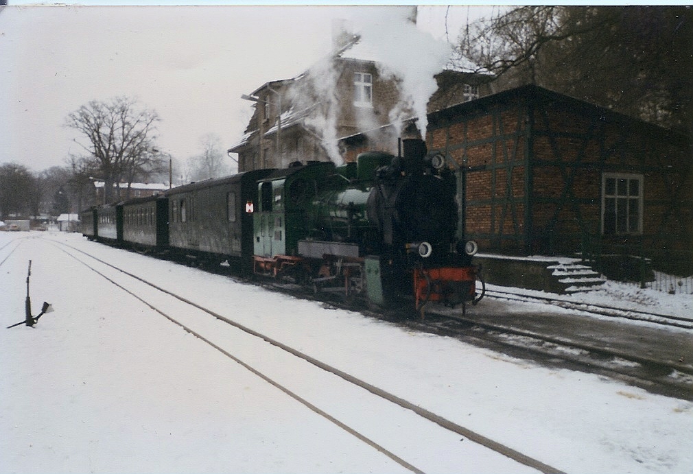 Ein kurzer Personenzug nach Putbus im verschneiten G�hren. Zuglok ist 52 Mh (99 4632)