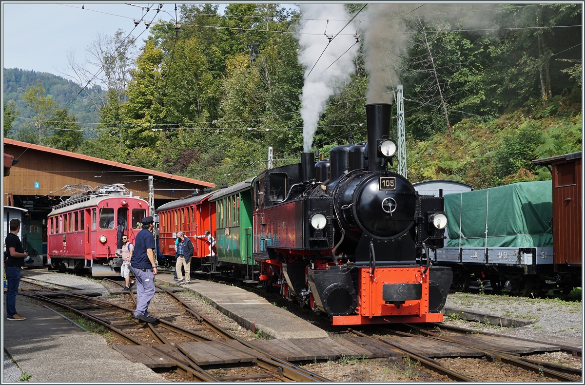 Ein kurzer Sonntags Nachmittags Ausflug zur Blonay-Chamby Bahn: Nach einer ruhigen Fahrt durch eine bezaubernde Landschaft ist die G 2x 2/2 105 mit ihrem Zug im Museumsbahnhof Chaulin eingetroffen. 

2. Okt. 2021