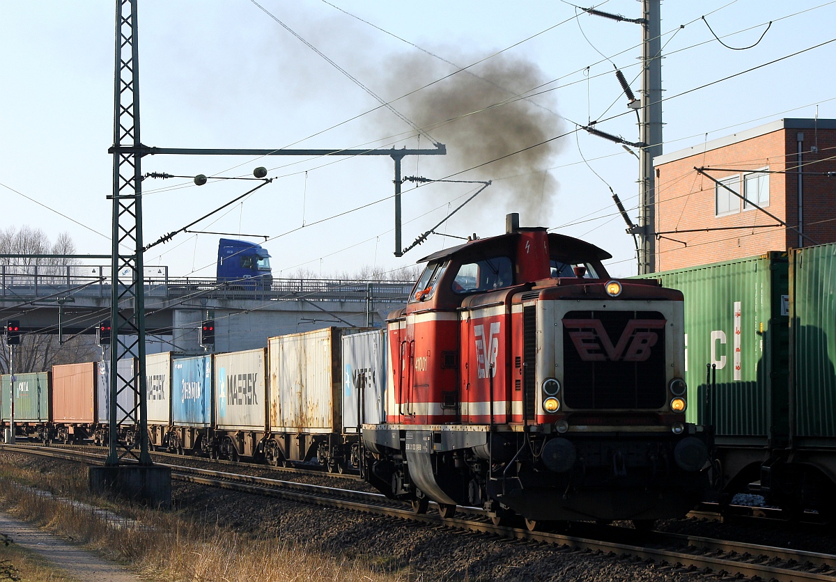 Ein kurzes quietschen dann eine laute Fanfare und die EVB 410 01 dieselt mit mächtigen Motorschlägen und einer netten Qualmwolke an den Fotografen vorbei...irre welch Beschleunigung eine 211 in dem Alter noch hat...Danke an den Tf dafür! HH-Waltershof 06.02.2015