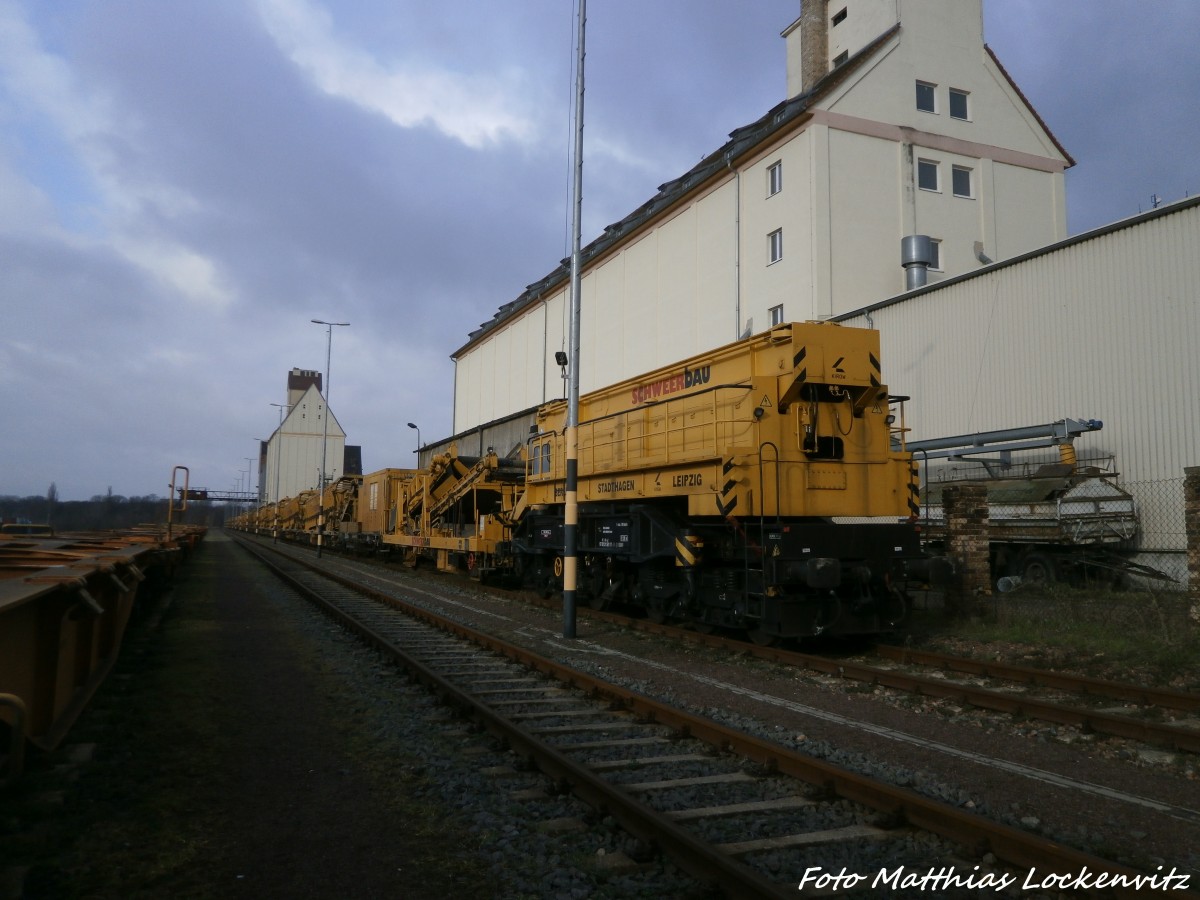 Ein Langer Bauzug von schweerbau abgestellt am Saalehafen in Halle (Saale) am 4.1.15