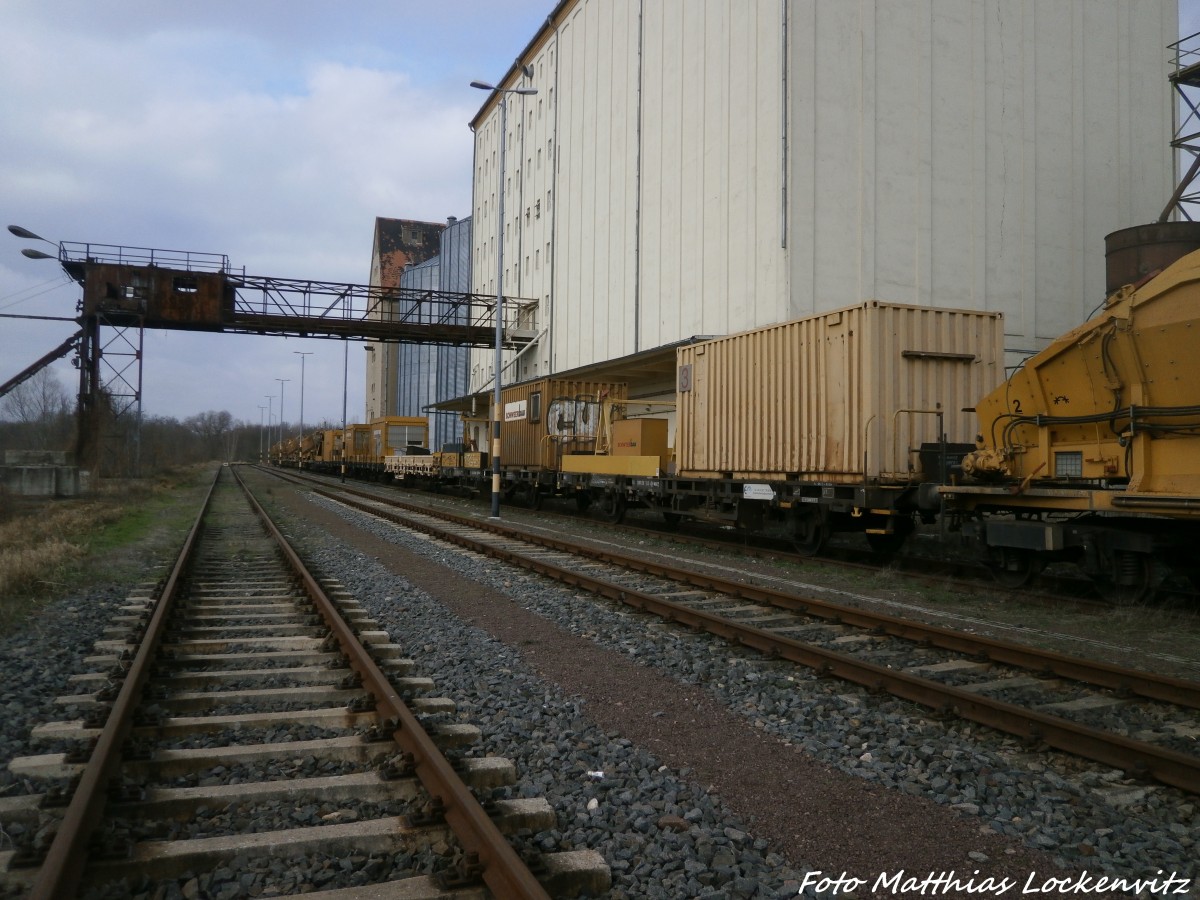 Ein Langer Bauzug von schweerbau abgestellt am Saalehafen in Halle (Saale) am 4.1.15