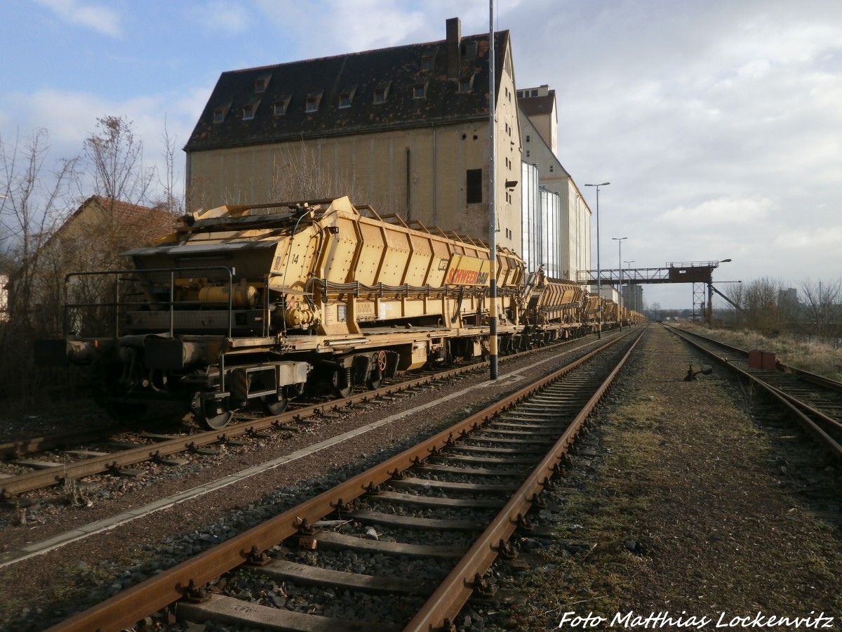 Ein Langer Bauzug von schweerbau abgestellt am Saalehafen in Halle (Saale) am 4.1.15