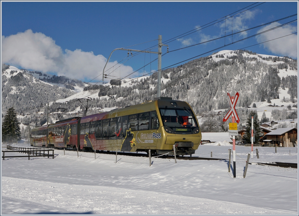 Ein  Lenker-Pendel  Bt-Be 4/4-Abt als Regionalzug 2418 von Rougemont nach Lenk zwischen Saanen und Gstaad.
2. Feb. 2018