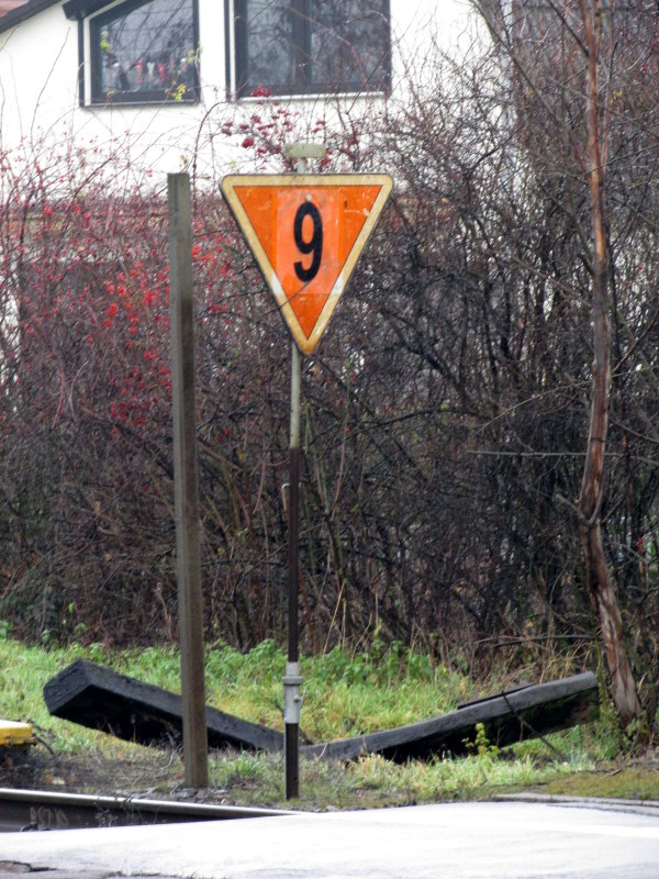 Ein Lf 1(9)(Langsamfahrsignal) im Bahnhof Weiterstadt am 14.Dez.2013