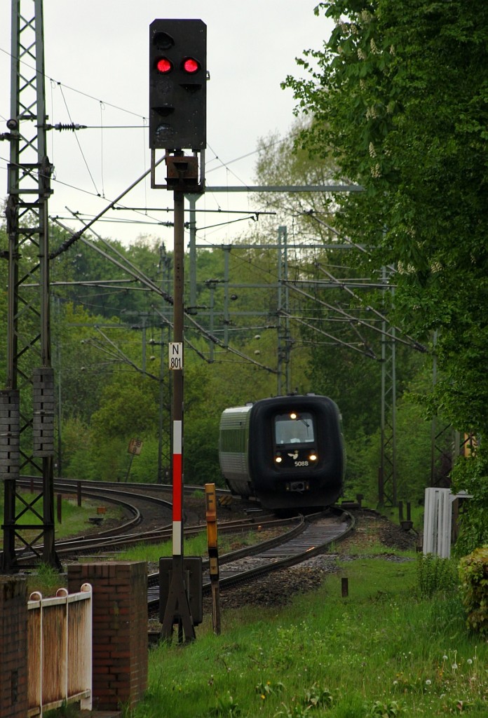 Ein liegengebliebener Güterzug sorgte für einige Verspätungen am 12.05.2015 in Schleswig. Aus diesem Grund kam der EC aus Aarhus mit DSB MFA/FF/MFB 50/54/5288 auch gut 40min später via Gegengleis aus Richtung Dänemark in Schleswig an.