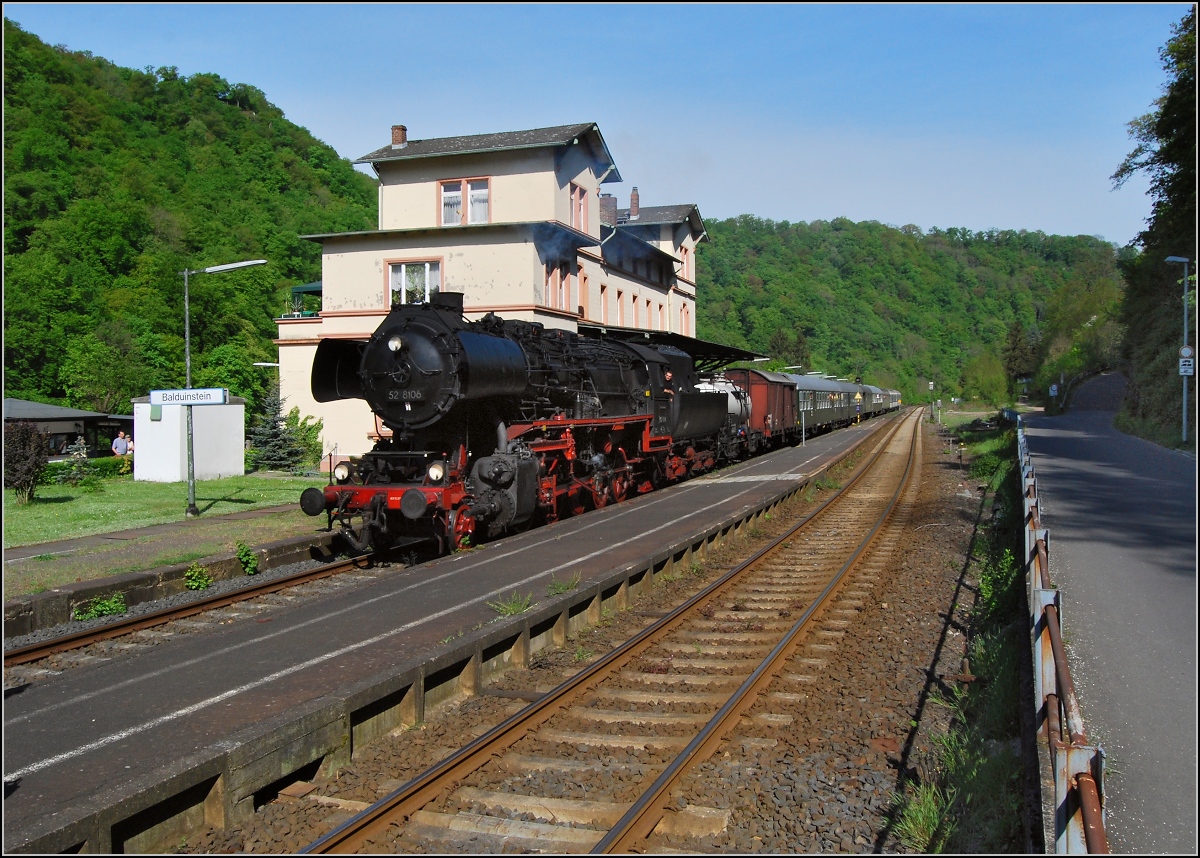 Ein Mäuschen hat mir geflüstert, dass die Lahntalbahnfahrer gerne einen richtigen Zug gesehen hätten. Hier ist einer... 52 8106 der HEF in Balduinstein. April 2009.