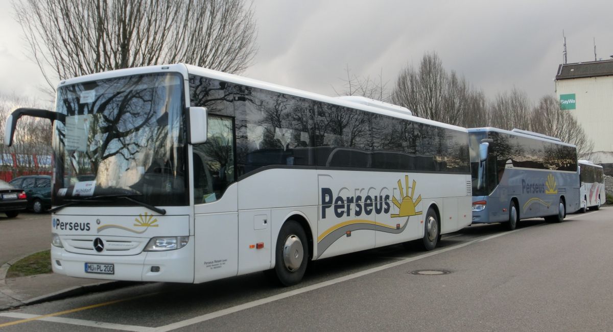 Ein Mercedes-Benz Tourismo RH und ein Setra S 415 GT-HD von Perseus-Reisen aus Neumarkt-St. Veit, hier eingesetzt auf einem Schienenersatzverkehr zwischen Mühldorf/Inn und Ampfing (Bahnstrecke Mühldorf - München). Sie warten gerade am Ampfinger Bahnhof auf die nächste Gruppe Bahnfahrgäste aus München, um diese weiter nach Mühldorf zu befördern.
Die Aufnahme entstand am 2. 4. 2015.