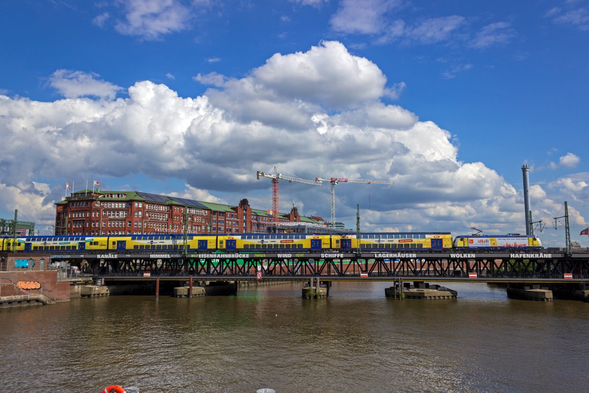 Ein Metronom in Richtung S�den �berquert am 04.08.2020 die Oberhafenbr�cke in Hamburg. Es f�hrt 146 517.