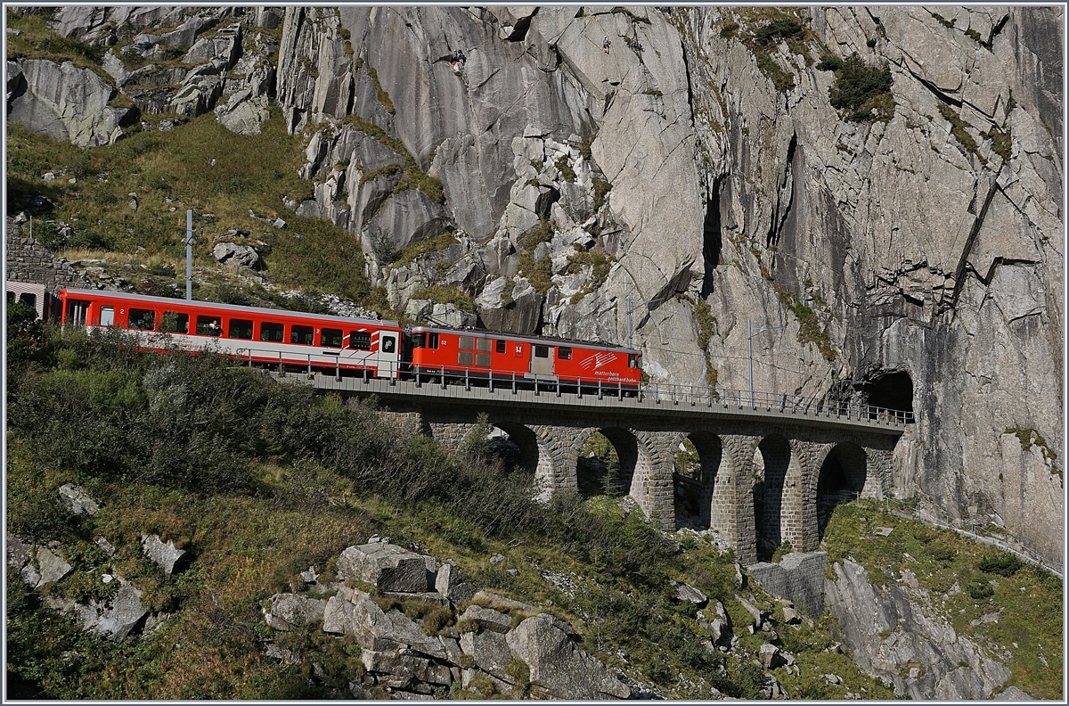 Ein MGB Deh 4/4 ist mit seinem Zug in der Schöllenschluch unterwegs. 

13. Sept. 2020