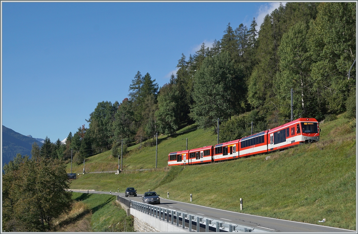 Ein MGB  Komet  mit Zusatzmodul auf der Fahrt nach Andermatt in der Nähe von Niederwald.

30. Sept. 2021