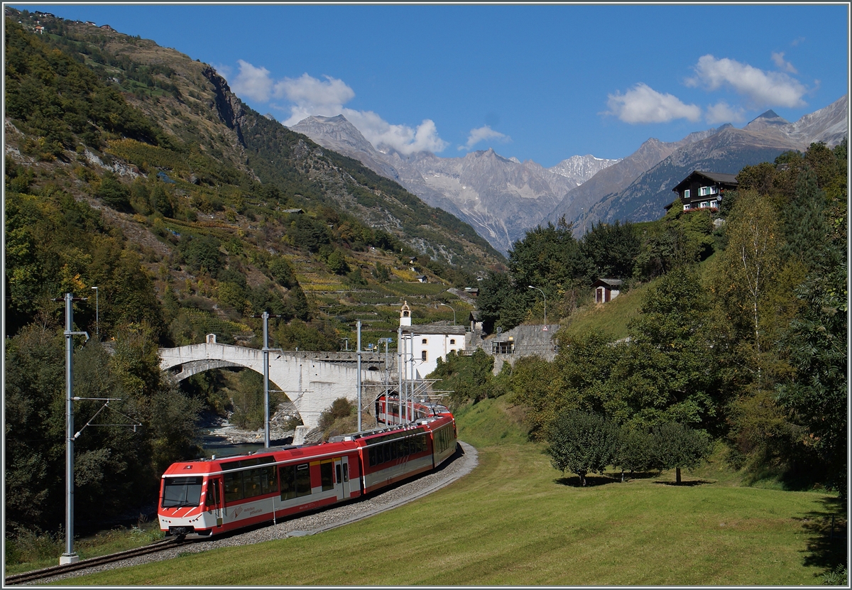 Ein MGB  Komet  von Zermatt auf dem Weg Richtung Visp bei Neubrück.
30. Sept. 2015