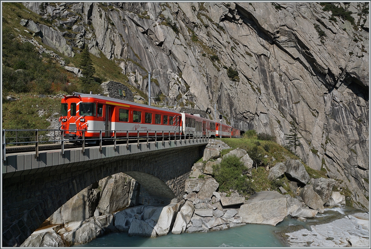 Ein MGB Regionalzug am Ausgang der Schöllenenschlucht auf der Fahrt von Göschenen nach Andermatt. 13. Sept. 2020