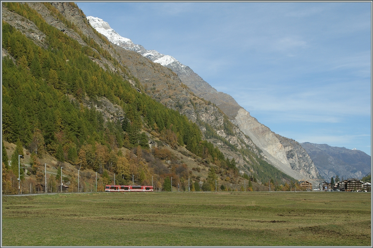 Ein MGB Regionalzug auf dem Weg nach Zermatt in der Ebene bei Täsch. Im Hintergrund ist das Bergsturz-Gebiet von Randa zu erkennen.
19. Okt. 2013