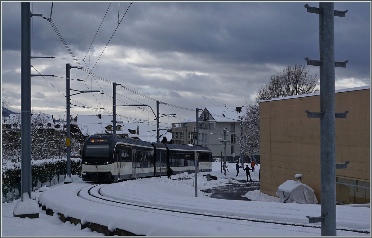 Ein mit zwei CEV MVR SURF ABeh 2/6 geführter Regionalzug Les Pléiades - Vevey erreicht Blonay.

25.Jan. 2021