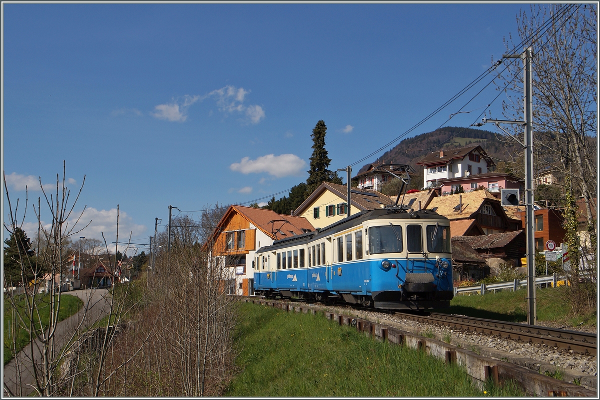 Ein MOB ABDe 8/8 als Regionalzug Montreux - Sonzier bei Les Planches.
13. April 2015 