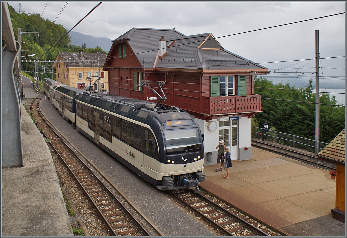 Ein MOB  Alpina  bei Halt neu renovierten Bahnhof von Chamby. 

22. Aug. 2021 