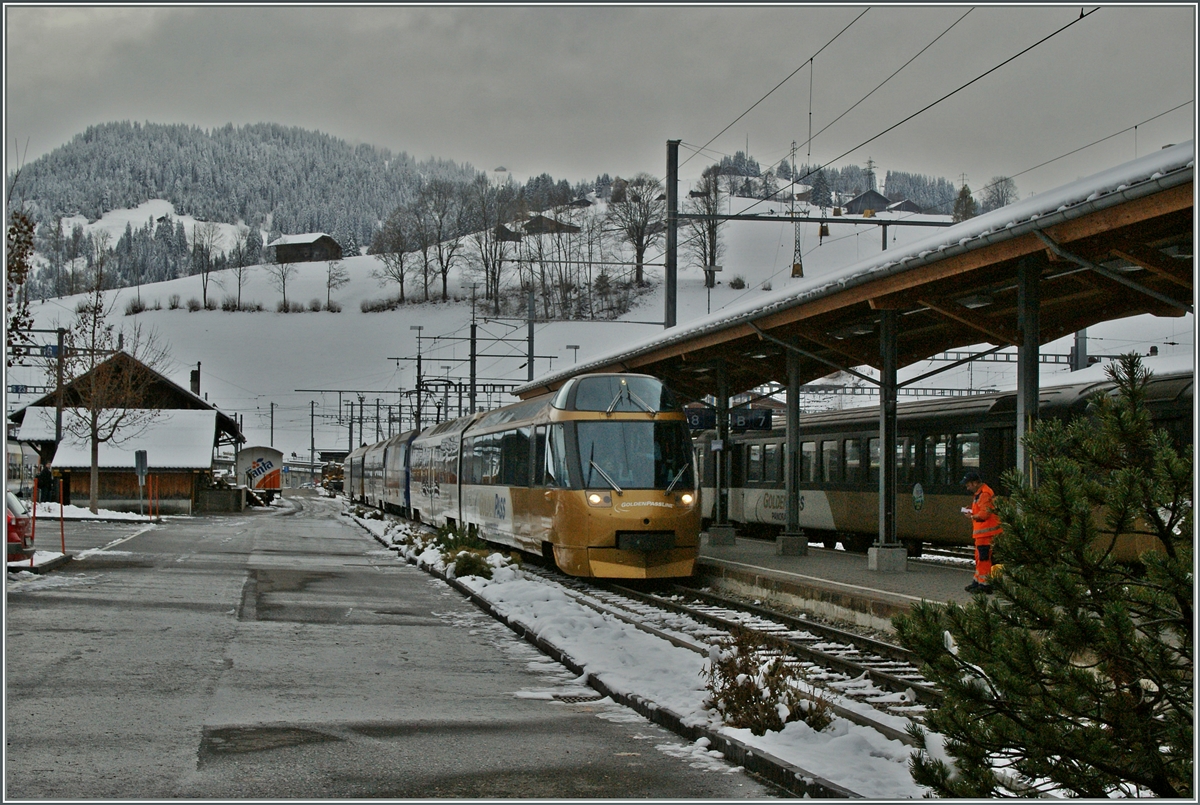 Ein MOB GoldenPass Panoramic Express erreicht die Endstation Zweisimmen.
24. Nov. 2013