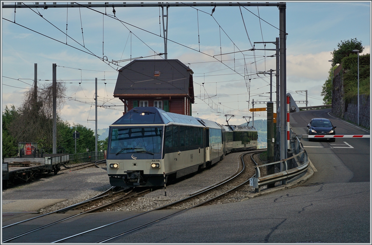 Ein MOB Panoramic Express mit dem Ast 116 an der Spizte beim Halt in Chamby, des Empfangsgebäude wunderschön restauriert worden ist.

26. Juni 2021