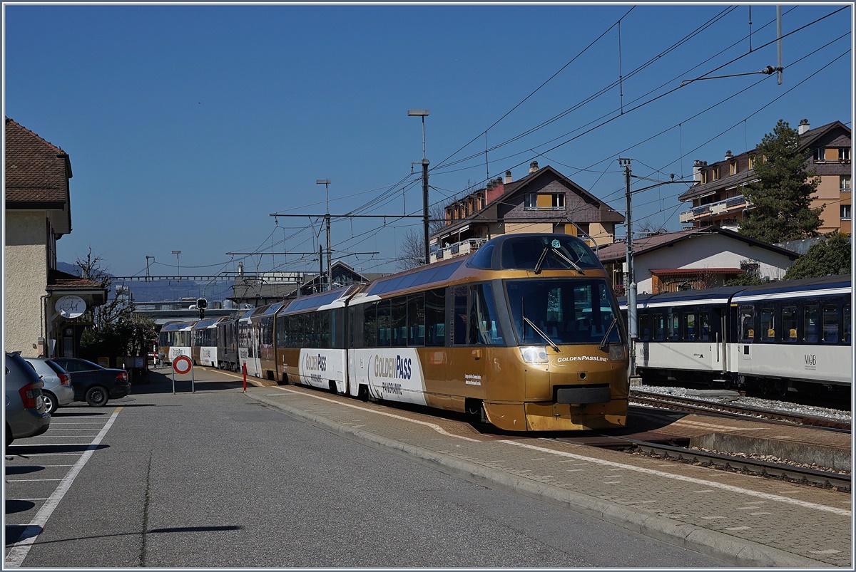 Ein MOB Panoramic Zug verlässt Chernex Richtung Montreux.
27. März 2017 