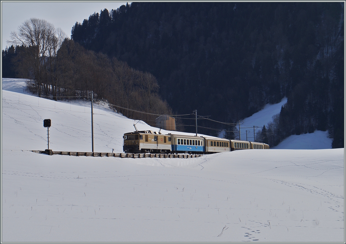 Ein MOB Regionalzg Zweisimmen - Montreux bei Rossinière.
26. Jan. 2016