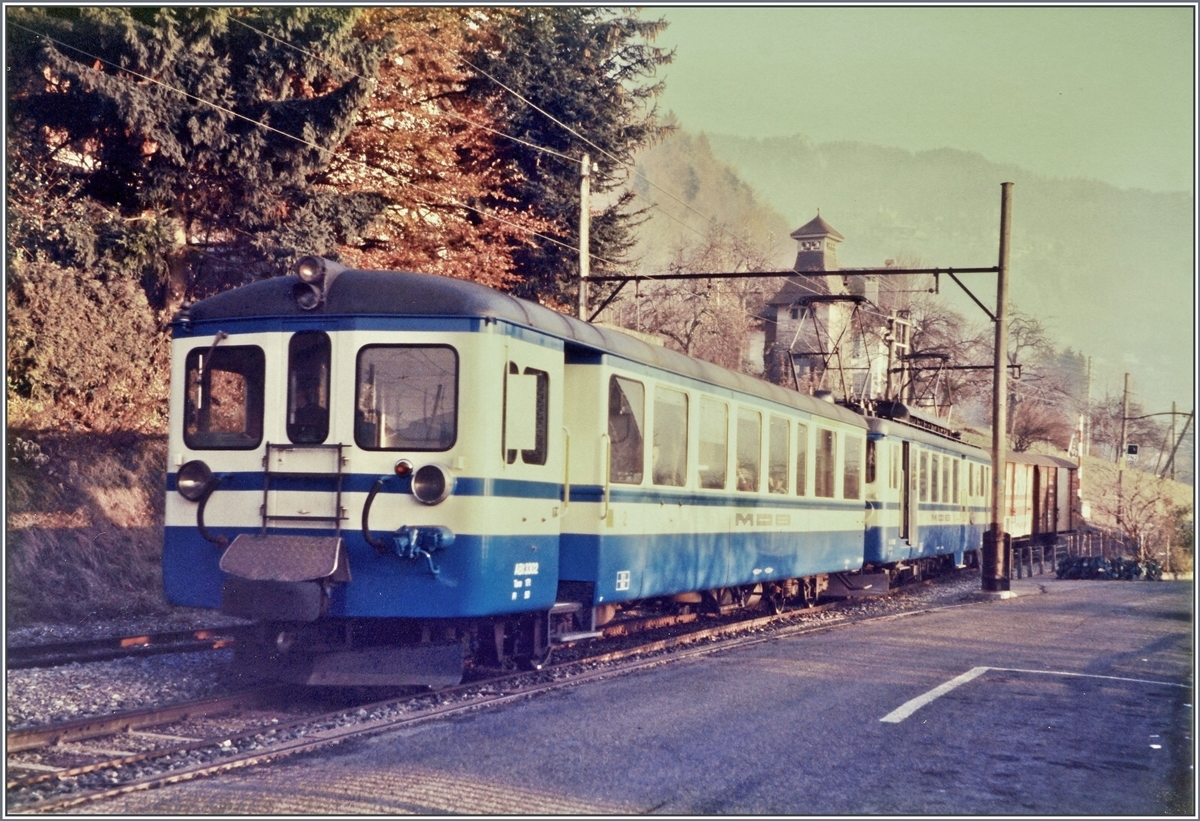Ein MOB Regionalzug erreicht von Zweisimmen (?) kommend Chernex. 

Nov. 1985