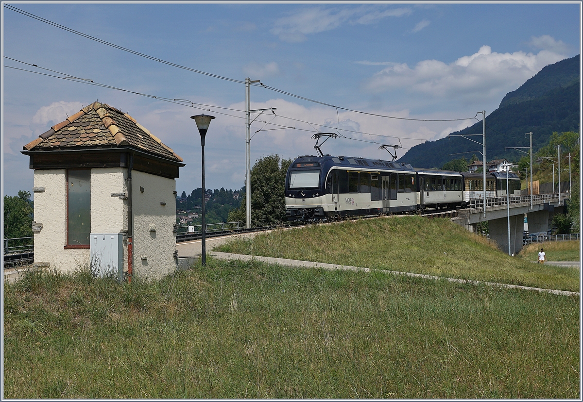 Ein MOB Regionalzug mit zwei  Alpina  Triebwagen ist kurz nach der Haltestelle Châtelard VD auf der Fahrt nach Zweisimmen. 

8. August 2018