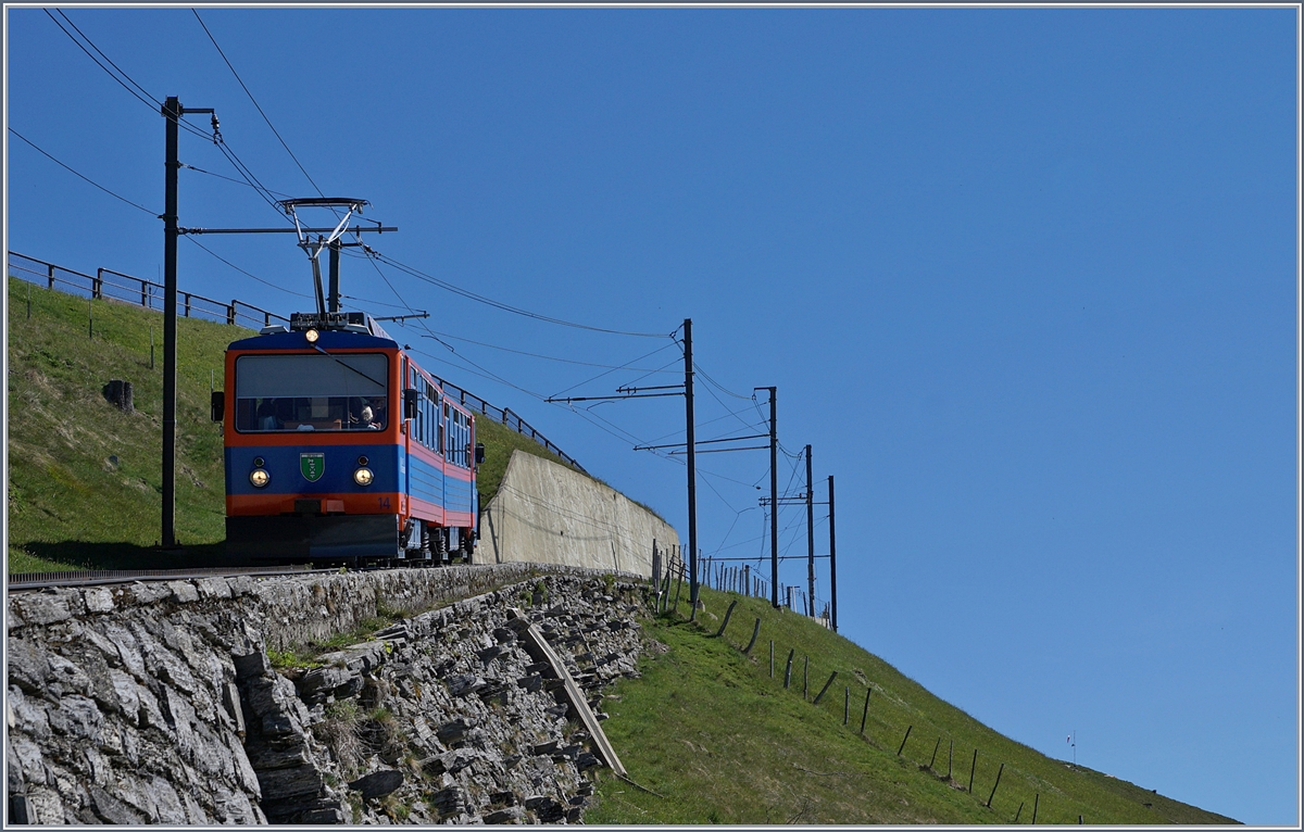 Ein Monte Generoso MG Bhe 4/8 hat die Gipfelstation verlassen und nun nach Capolago Riva San Vitale hinunter.
21. Mai 2017