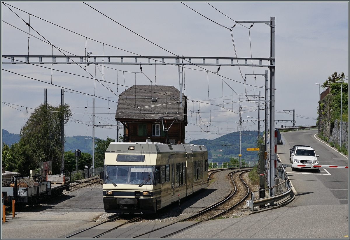 Ein MVR  Be 2/6 als MOB Regionalzug 2333 Les Avants - Montreux beim Halt in Chamby.
25. Mai 2016