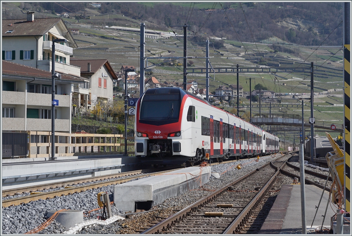 Ein neuer Flirt3 verlässt Cully in Richtung Aigle. 

1. April 2021