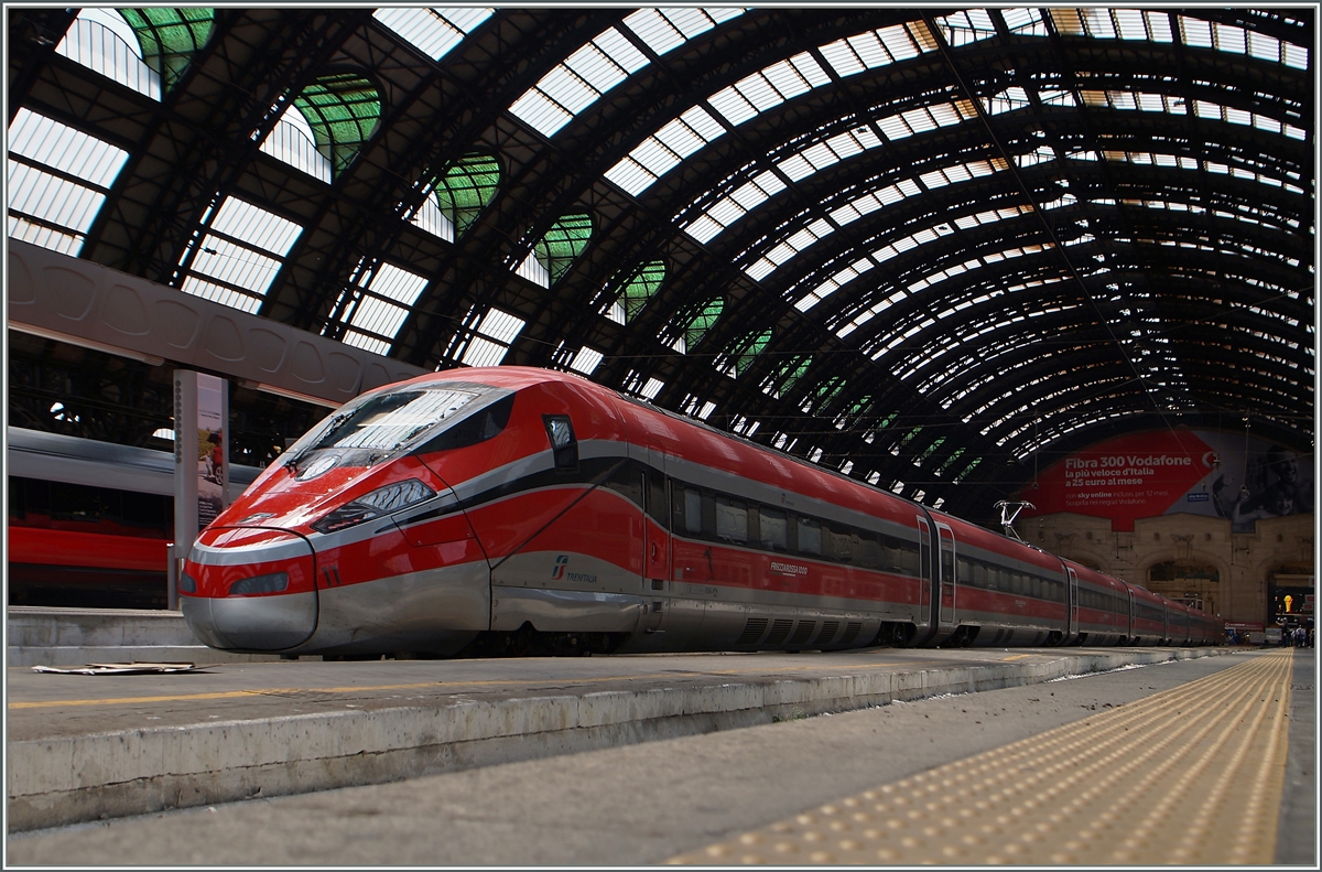 Ein neuer FS ETR 400 (Frecciarossa 1000) in Milano Centrale. 
21. Juni 2015