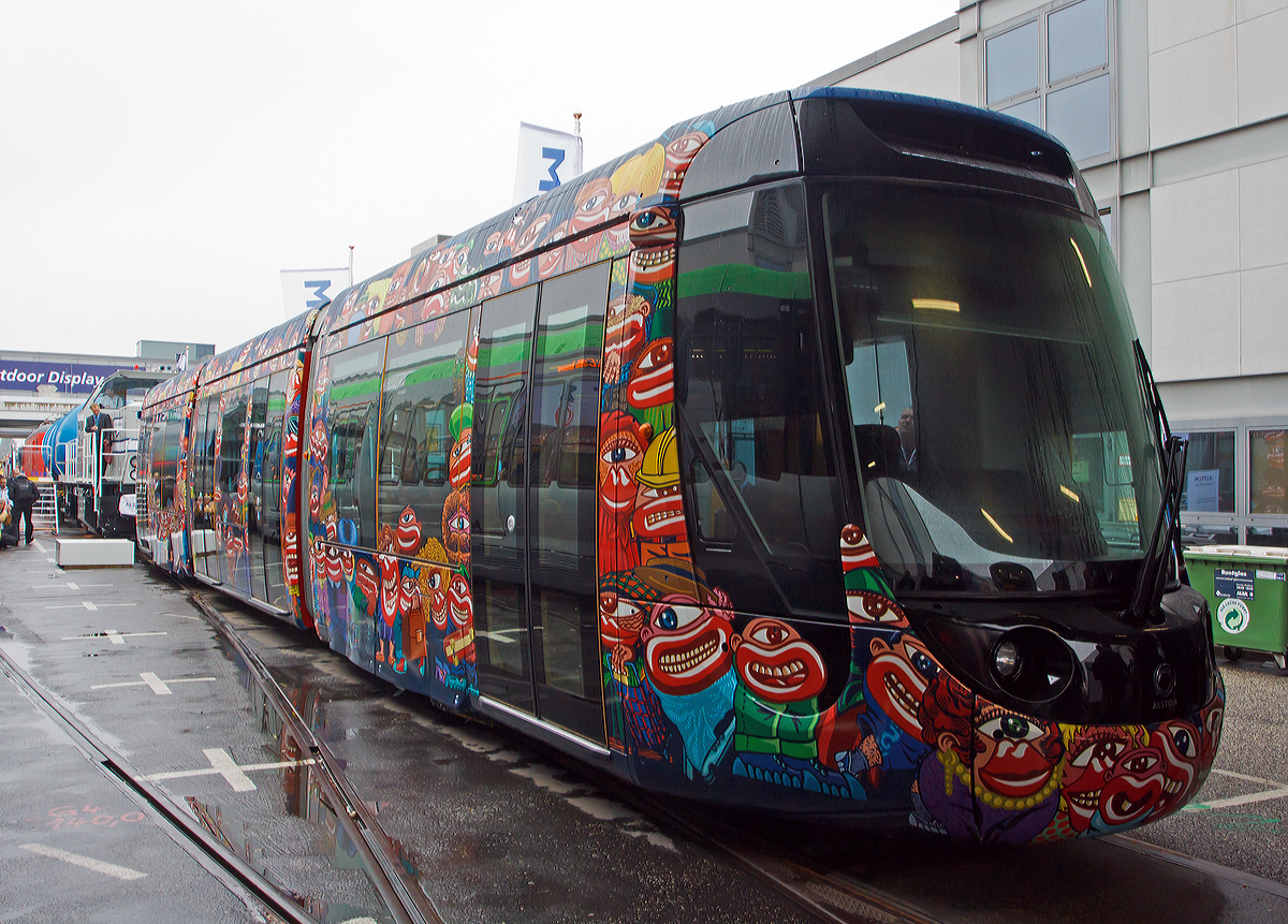 
Ein Niederflur-Straßenbahn-Triebwagen ALSTOM Citadis Compact (eine dreiteilige Kurzvariante mit 22m Länge) für die französische Stadt Aubagne, in einem frischen und wunderschön gestaltetem Design, ausgestellt auf der InnoTrans 2014 in Berlin (26.09.2014). 

Das Design & Styling ist ein Gemeinschaftsprodukt von dem zeitgenössischen Künstler Hervé Di Rosa und Kindern der Schulen der Stadt Aubagne.

Technische Daten:
Spurweite: 1.435 mm
Länge: 22.000 mm
Breite: 2.400 mm
Höchstgeschwindigkeit: 70 km/h
Stromsystem: 750 V DC
Niederfluranteil: 100 %
Sitzplätze: 26
Stehplätze: 99 (4 Pers./m²)