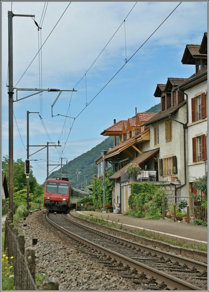 Ein NPZ als Regionalzug nach Biel/Bienne erreicht Ligerz.
25. Juni 2011