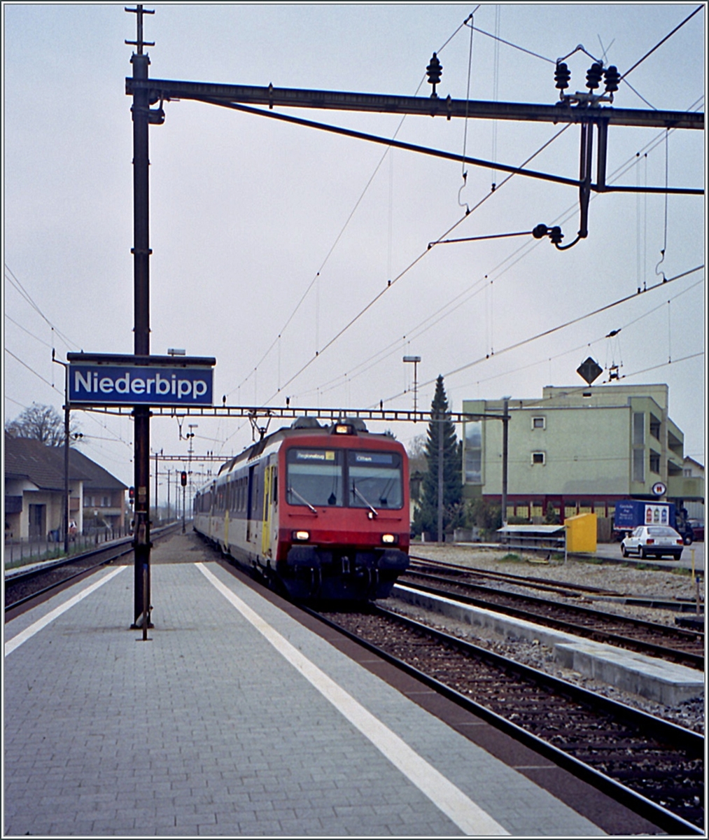 Ein NPZ RBDe 560 erreicht als Regionalzug nach Olten den Bahnhof von Niederbipp.

Analogbild vom 24. April 2001