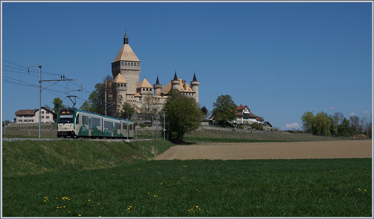 Ein nun seit kurzem typischer BAM MBC Regionalzug vor der klassischen Kulisse der Château de Vufflens.
10. April 2017