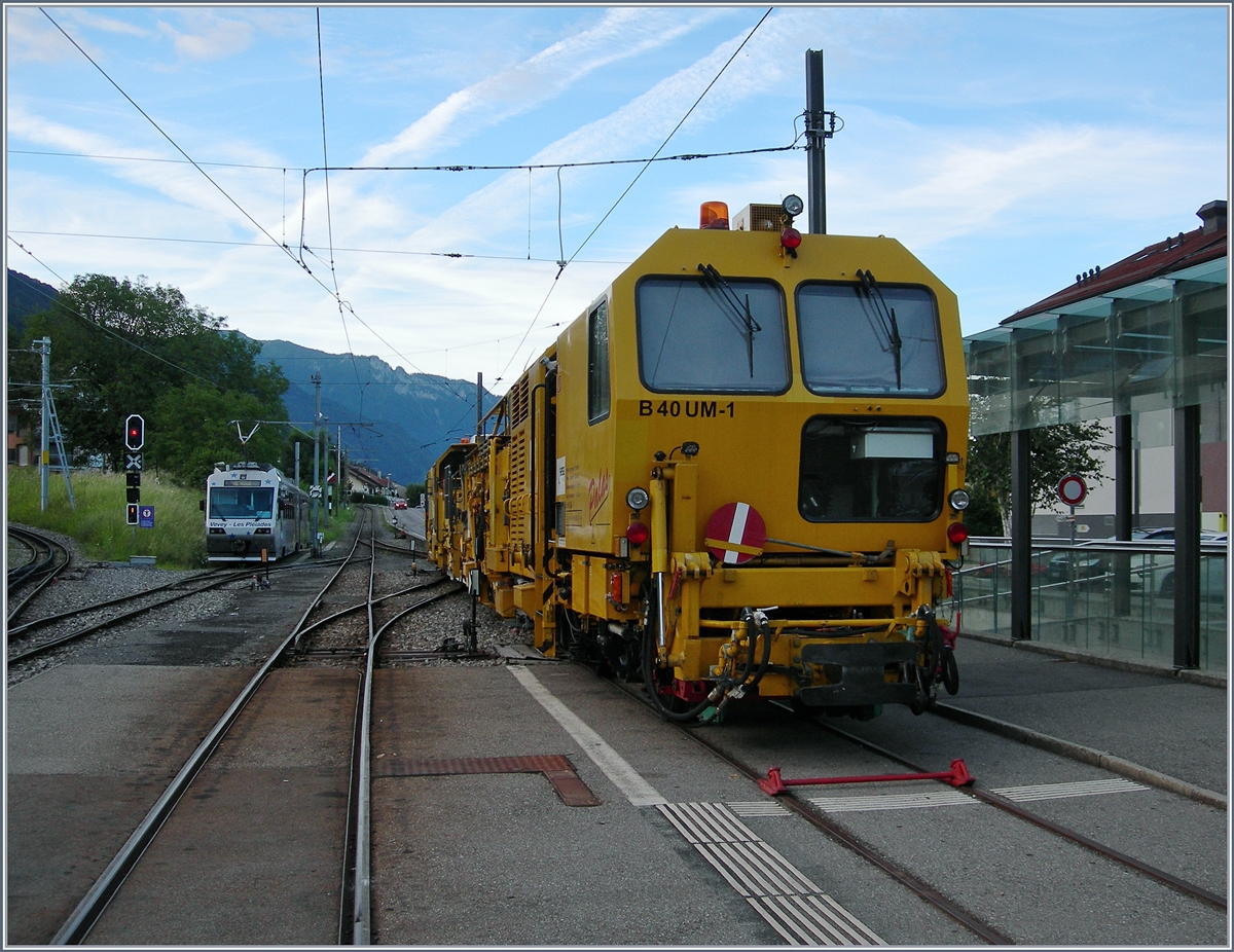 Ein paar Bilder fr Armin: in Blonay warten der B40 UM-1 und R21RD-1 auf den Abend, um Gleisbauarbeiten erledigen zu knnen. 
3. August 2016