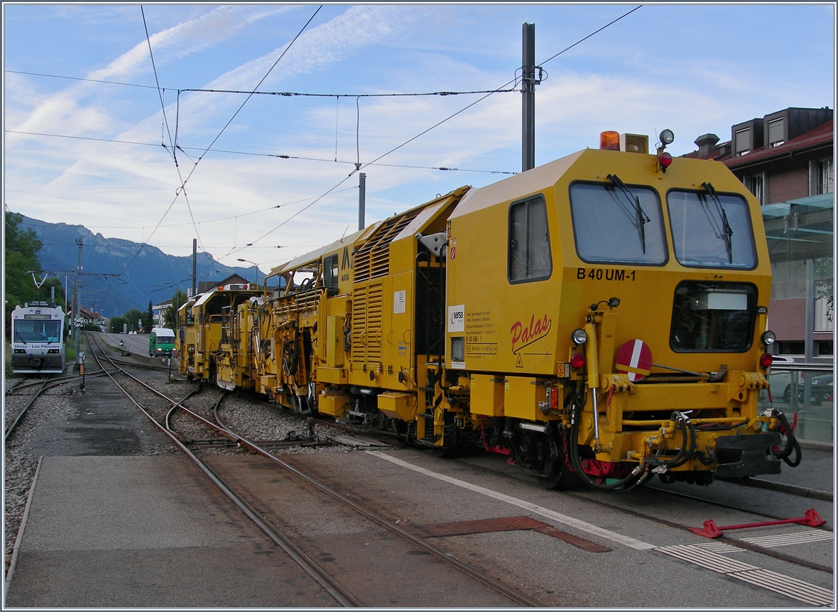 Ein paar Bilder fr Armin: in Blonay warten der B40 UM-1 und R21RD-1 auf den Abend, um Gleisbauarbeiten erledigen zu knnen. 
3. August 2016