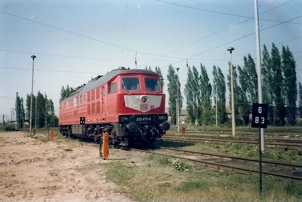 Ein paar Jahre sp�ter stand 232 477 bei den abgestellten 232er in Mukran,hier fotografierte ich die Lok im Bahnhof Rostock.
