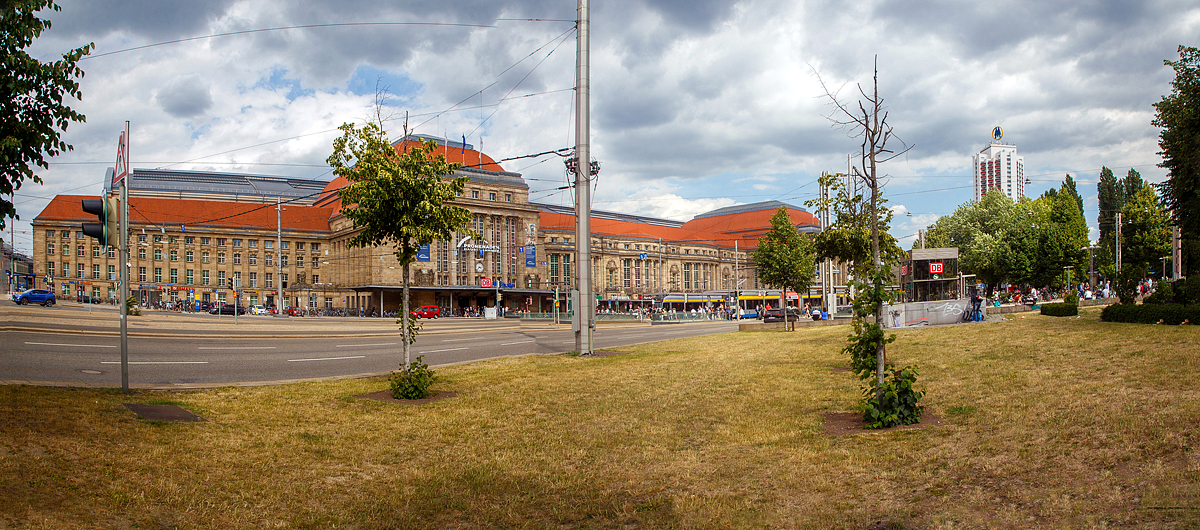 Ein Panoramabild vom Bahnhofsvorplatz auf die 298 m lange Fassade des Empfangsgebäudes vom Hauptbahnhof Leipzig am 11.06.2022. Davor die Straßenbahnhaltestelle und rechts einer der Zugänge zum Hauptbahnhof (tief), wo die meisten Linien der S-Bahn Mitteldeutschland abfahren und den City-Tunnel Leipzig (vom Bayerischer Bahnhof zum Nordkopf) befahren.

Leipzig Hauptbahnhof ist der zentrale Personenbahnhof in Leipzig und steht mit täglich rund 120.000 Reisenden und Besuchern auf Platz 13 der meistfrequentierten Fernbahnhöfe der Deutschen Bahn. Der Eisenbahnknoten und Kopfbahnhof mit 23 Bahnsteiggleisen, von denen 22 im Reiseverkehr genutzt werden, gehört zu den 21 Bahnhöfen der höchsten Preisklasse von DB Station&Service. Er ist mit einer überdachten Grundfläche von 83.640 Quadratmetern der flächenmäßig größte Kopfbahnhof Europas. Die Fassade des Empfangsgebäudes zur Innenstadt ist 298 Meter breit.

Bezüglich der Anzahl der Bahnsteiggleise wird er nach Rückbauten seit 1996 in Europa vom Frankfurter, Münchner und Zürcher Hauptbahnhof sowie dem Pariser Ost- und Nordbahnhof übertroffen.

Der Hauptbahnhof Leipzig ist im Ballungsraum Leipzig-Halle zentraler Schienenpersonennahverkehrs-Knotenpunkt der S-Bahn Mitteldeutschland. Fast alle ihrer Züge verkehren durch den im Dezember 2013 in Betrieb genommenen City-Tunnel und halten an den Tunnelbahnsteiggleisen 1 und 2.

Im European Railwaystation Index 2021 der Verbraucherorganisation Consumer Choice Center belegte der Bahnhof den Platz als bester Bahnhof Europas, vor dem Hauptbahnhof Wien und London St. Pancras.
 
Umbau nach 1990
Der Hauptbahnhof Leipzig wurde, neben dem Kölner Hauptbahnhof, 1994 für ein Modellprojekt zur Umgestaltung und kommerziellen Mehrfachnutzung stark frequentierter Bahnhöfe ausgewählt.

Die Reiseverkehrsanlagen wurden in der zweiten Hälfte der 1990er Jahre umfassend erneuert. Dabei wurden der Bereich des Querbahnsteigs, die Eckgebäude Ost und West vollständig entkernt und in diesem Bereich ein Einkaufszentrum mit zwei zusätzlichen Geschossen unterhalb des Querbahnsteigs eingerichtet. Das Einkaufszentrum erhielt den Namen PROMENADEN Hauptbahnhof Leipzig. Im Bereich des Eckgebäudes West wurden zudem Vorarbeiten für den später errichteten Citytunnel durchgeführt. Heute beherbergt das Empfangsgebäude ca. 20 000 m² vermietete Fläche mit 140 Geschäften. 

Auf der Fläche der ehemaligen Gleise 25 und 26 sowie unterhalb vom Gleis 24 wurde ein Parkhaus mit 600 Pkw-Stellplätzen angelegt. Die ursprünglichen Pläne für ein mehrstöckiges Parkhaus auf jenen Gleisanlagen führten zu wochenlangen Protesten der Bevölkerung und von Denkmalschützern. Die verwirklichte, fast ebenerdige Parkdeckvariante beruht auf einem Kompromiss. Insgesamt flossen in die Modernisierung und den Umbau des Bahnhofs etwa 250 Millionen Euro. Insgesamt gingen durch den Umbau innerhalb der Bahnsteighalle 7 Bahnsteiggleise verloren, 5 auf der Westseite und 2 auf der Ostseite.

Als optische Trennung zwischen den Bahnanlagen und den PKW-Stellplätzen werden auf Gleis 24 historische Schienenfahrzeuge ausgestellt. Zu sehen sind dort eine Dampflokomotive der Baureihe 52, ein Schnellverbrennungstriebwagen der Bauart Hamburg sowie jeweils eine elektrische Lokomotive der Baureihen E 04, E 44 und E 94.

Das umgebaute Empfangsgebäude wurde am 12. November 1997 offiziell eröffnet.
