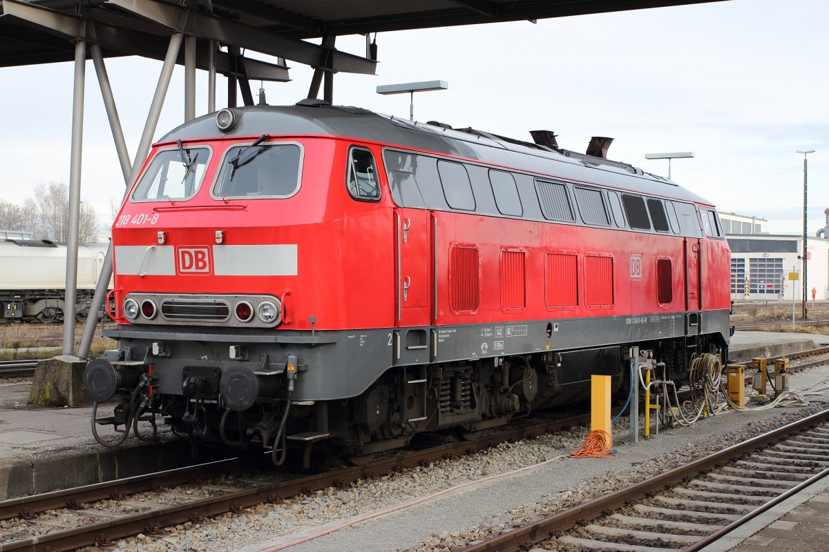 Ein Portrait der bestens gepflegten 218 401-8 in Mühldorf am 16.01.14.