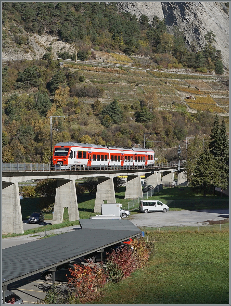 Ein Region Alps Nina ist bei Sembrancher auf dem Weg von Le Châble nach Martigny und fährt über die 370 Meter lange Sembrancher Brücke. Die Stammstrecke der M-O führt nach Orsière, da beim Bau das Fernziel Aosta/Italien im Visier stand. Doch zum Bau der Mauvoisin Staumauer errichtete man die Zweistrecke nach Le Châble, die im August 1953 in Betrieb ging und heute danke dem Wintersportort Verbier weit mehr Verkehr aufweist, als der Streckenast nach Orsière.

30. Okt. 2024 