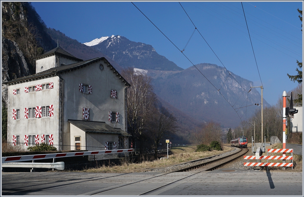 Ein RegionAlps Regionalzug nähert sich dem Château de la Porte de Scex und dessen nahegelegen Bahnübergang.

15.02.2017