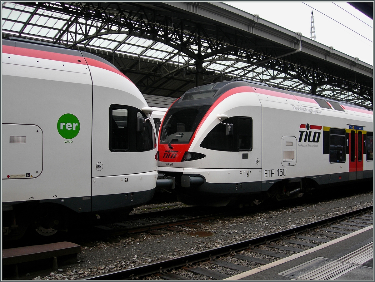Ein RER RABe 523 und ein TILO 524 bilden vereint einen S-Bahn Zug in Lausanne. 

15. Okt. 2013