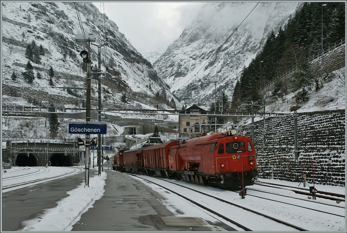 Ein Rettungszug errreicht Göschenen.  
24. Jan. 2014