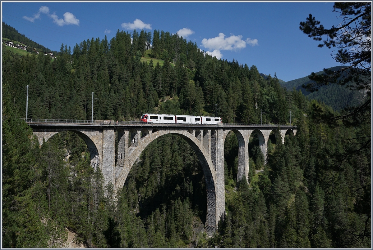 Ein RhB Allegra auf dem Weg nach Filisur auf dem Wiesenviadukt. Hier hätte ich mir eine werbelosen, roten Zug gewünscht...
12. Sept. 2016  