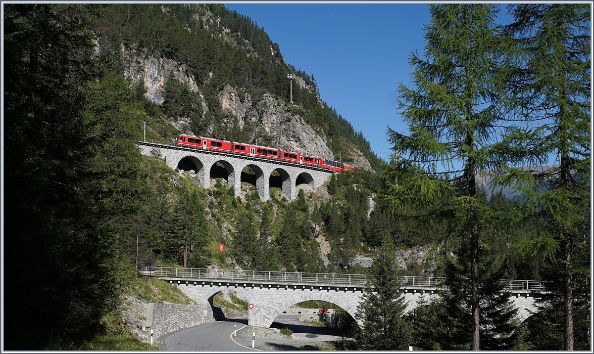 Ein RhB  Allegra  auf der Fahrt Richtung Samedan zwischen Bergün und Preda. 14. Sept. 2019