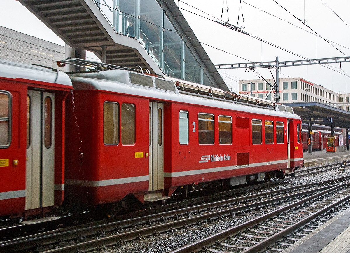 
Ein RhB Be 4/4 schiebt am 17.02.2017 einen S-Bahn-Zug (Vorort-Pendelzug), als S1 (Schiers - Chur – Rhäzüns), aus den Bahnhof Chur in Richtung Rhäzüns.

Sechs dieser Elektrotriebwagen der Serie Be 4/4 mit den Betriebsnummern 511 bis 516 kommen bei der Rhätischen Bahn (RhB) im Regionalverkehr (S1 und S2), meist als dreiteilige Pendelzüge (Triebwagen, Zwischenwagen B 24xx und Steuerwagen ABDt 17xx), zum Einsatz. 
