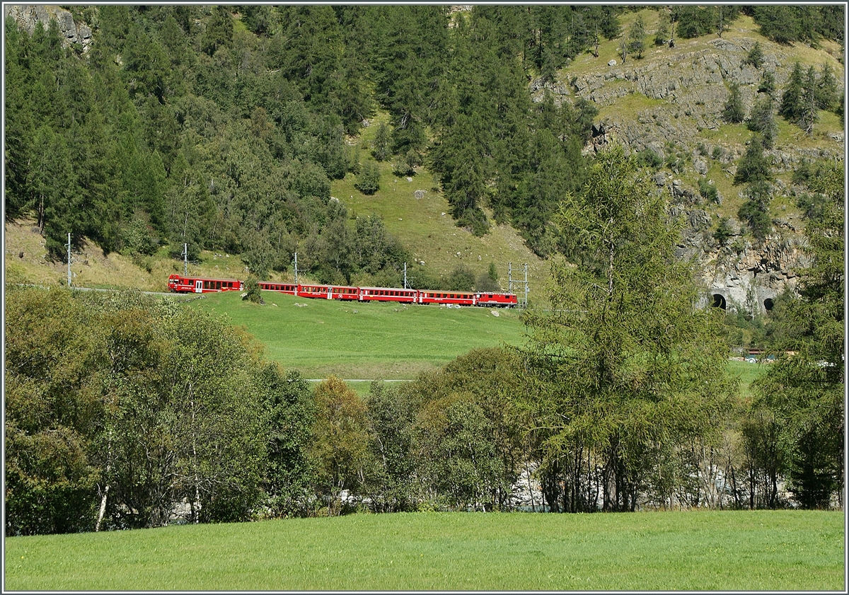 Ein RhB RE nach Pontresina kurz nach Sagliains, interessant das linke der beiden Tunnelportale, welches direkt in den Vereine Tunnel mündet und nur von wenigen Zügen der Relation Landquart - Zernez - St- Moritz genutzt wird.
13. Sept. 2011.
