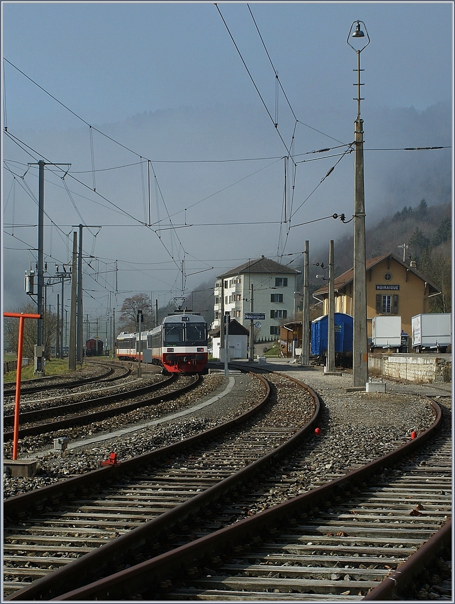 Ein RTV TRN RBDe 566 Regionalzug wartet in Noiraigue auf die Weiterfahrt Richtung Fleurier. 

19. Nov. 2009